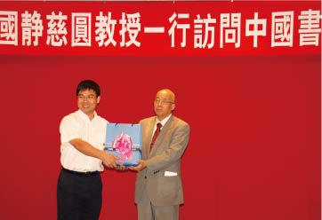 「弘法大師空海越州碑縁起」完成後、現地でセレモニーが行われた。嵊州市市長（写真左）と。