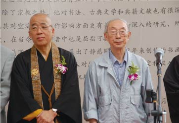 個展初日のセレモニーにて、西泠印社の劉江副社長（写真右）とともに。