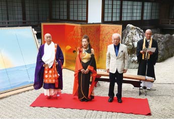 「即興墨書」を、ともにつくり上げる3人。