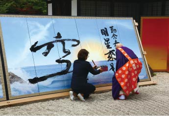 小川勝久氏による屏風写心アートに静慈圓が即興で墨書すると同時に、作品からのインスピレーションを、琴演奏家の方于リラ氏が即興演奏した。